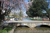 http://www.cotswolds.info/images/bourtononthewater/bourton-on-the-water.jpg